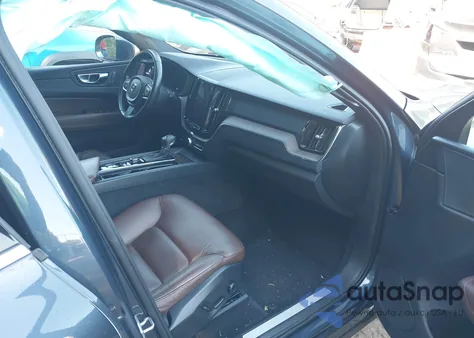 2021 Volvo Xc60 T5 Momentum z USA, uszkodzony, nr VIN YV4102DK2M1846512